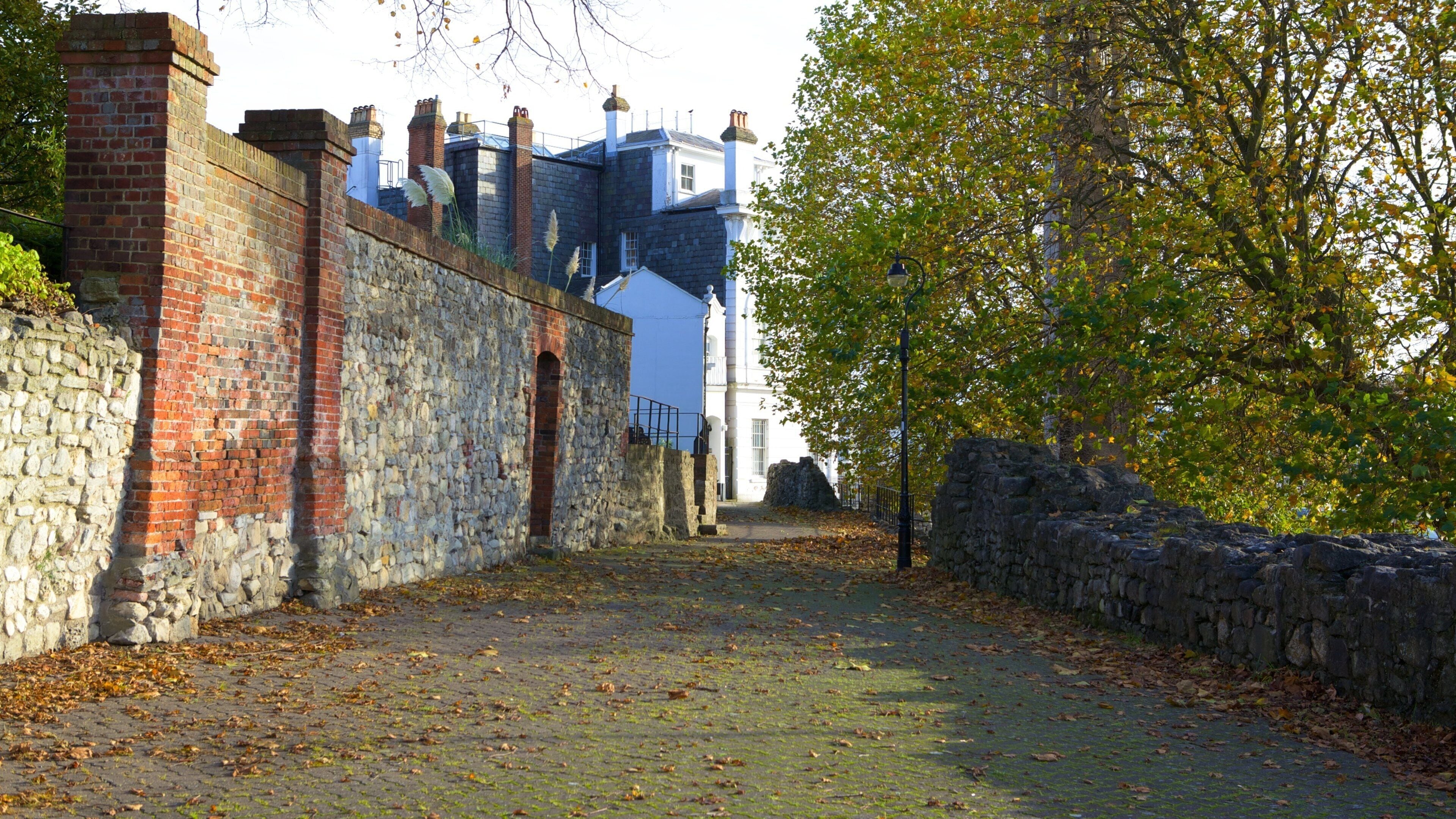 Vanhankaupungin muurit joka esittää rakennuksen rauniot