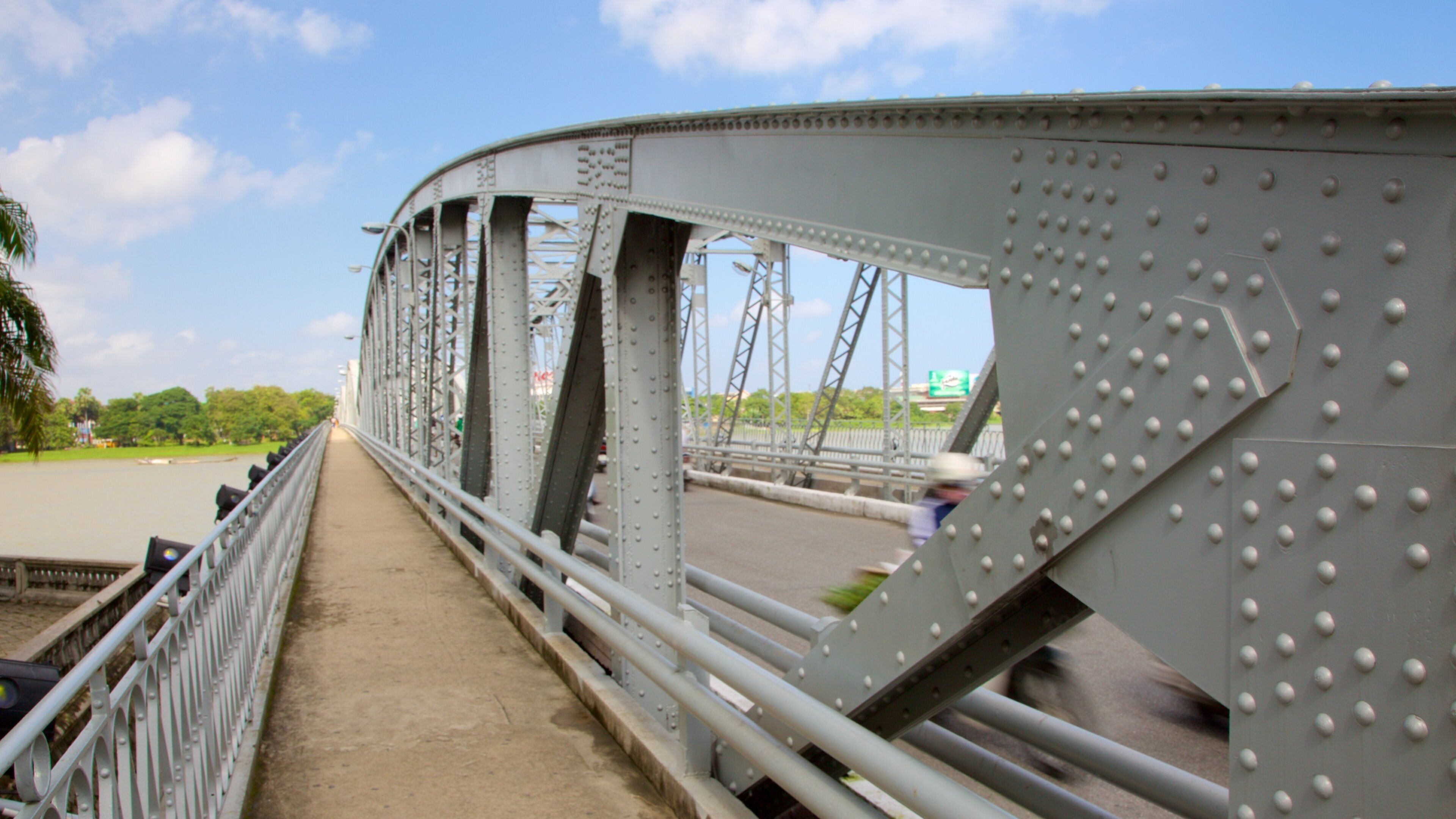 Puente Thanh Toan que incluye un puente