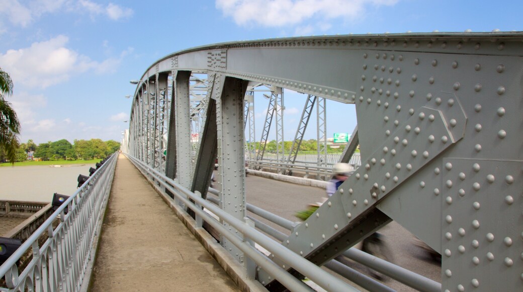 Puente Thanh Toan que incluye un puente