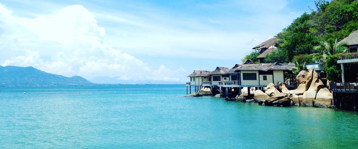 Perched on the rock, the resort gives you the feeling of risk and adventure to discover..