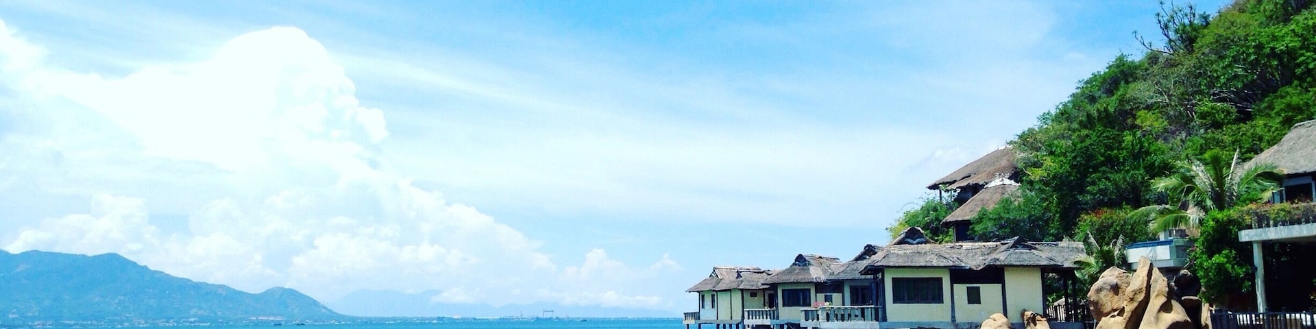Perched on the rock, the resort gives you the feeling of risk and adventure to discover..