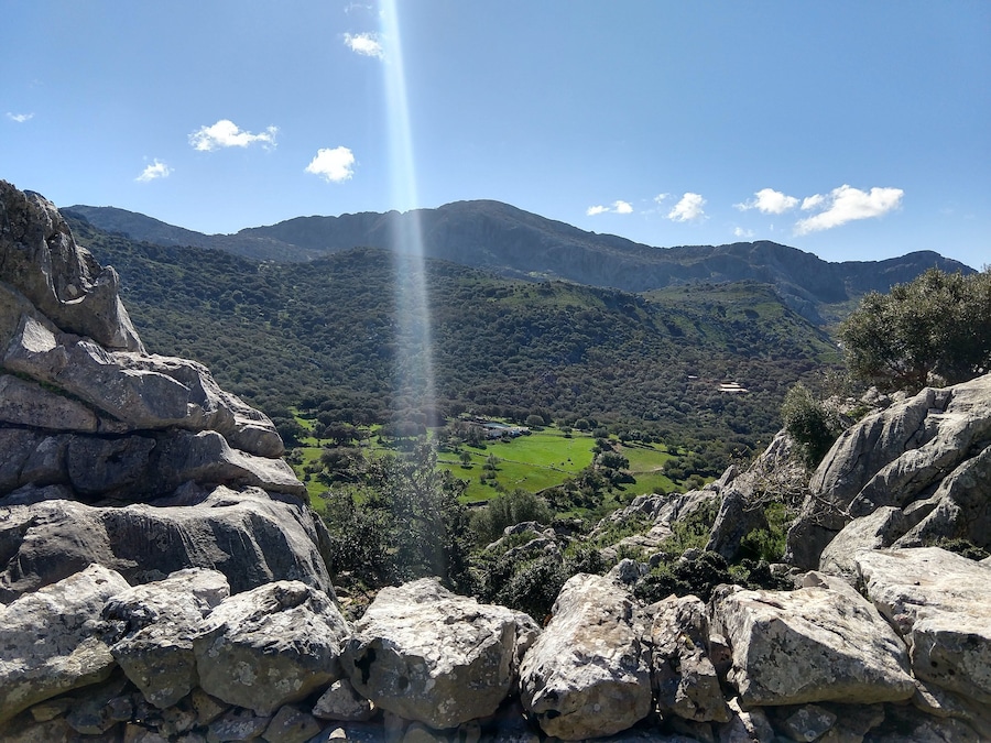 Imagen del mazizo de la Sierra del Caillo y de su máxima altitud, el Pico Navazo Alto, desde las inmediaciones del Salto del Cabrero (Benaocaz) en la Sierra de Grazalema en abril de 2018.