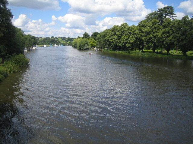 River Thames at Cookham Viewed looking upstream from Cookham Bridge, the centre of the river is also the boundary between Berkshire to the left and Buckinghamshire to the right.