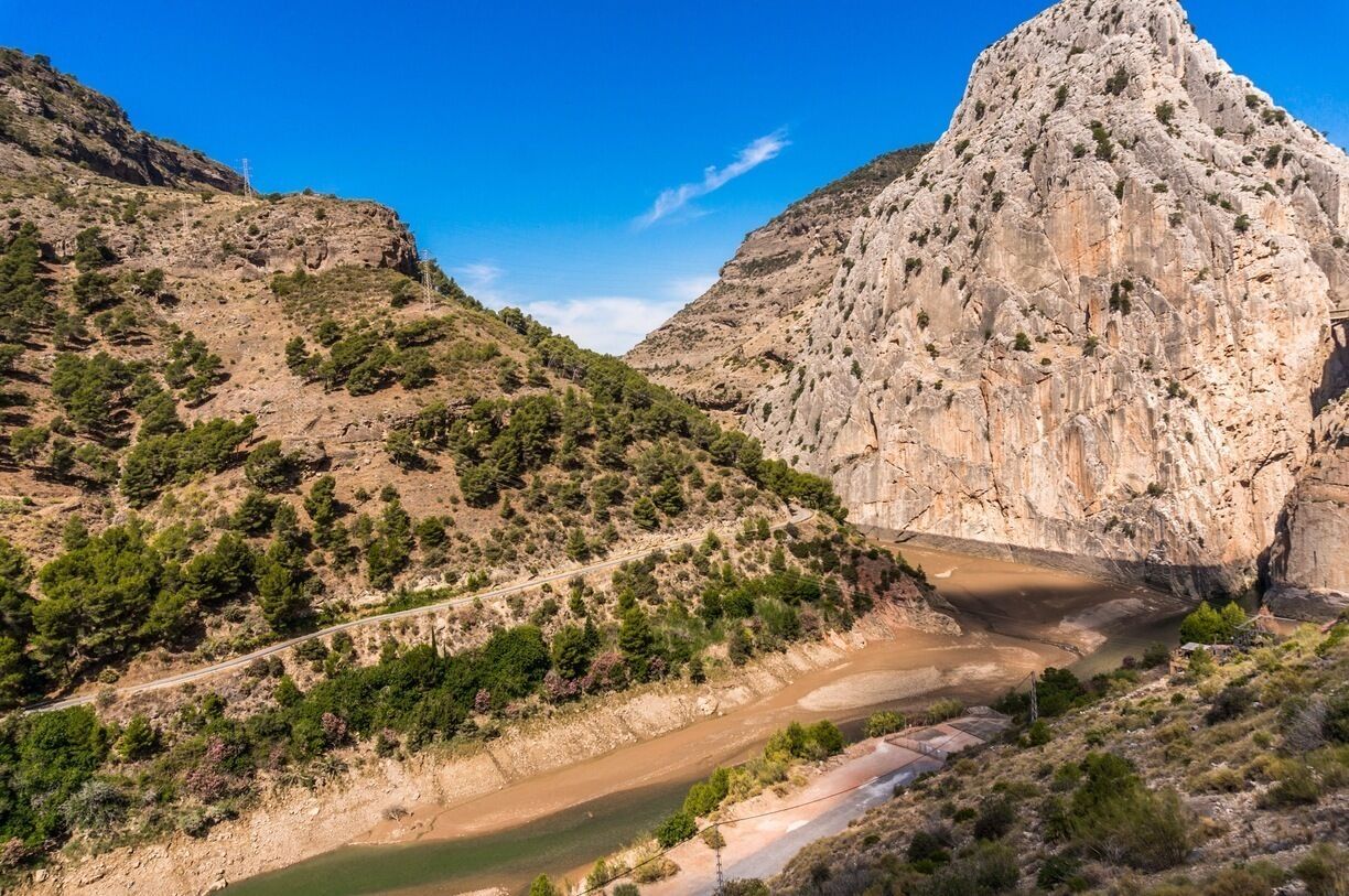 #Lake #EmbalseDelCondeDeGuadalhorce surrounded by the #beautiful #mountains. The popular #hiking route #ElCaminitoDelRey is located here, but is sadly under restoration. #travel #traveltheworld #wanderlust 