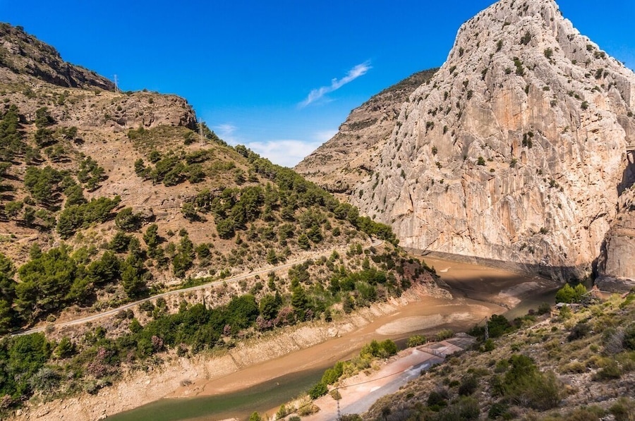 #Lake #EmbalseDelCondeDeGuadalhorce surrounded by the #beautiful #mountains. The popular #hiking route #ElCaminitoDelRey is located here, but is sadly under restoration. #travel #traveltheworld #wanderlust