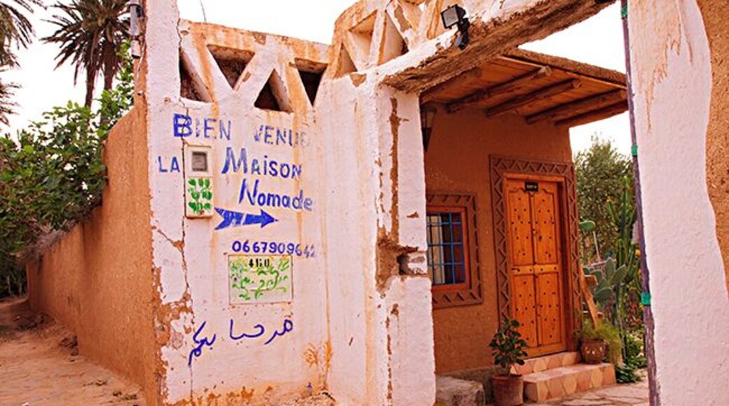 We stayed here for 1 night, about 20 km outside of Guelmim. A lot of charm. The garden is just incredible - so beautiful! Special door to the place and a very pttoresque road throught the palmeria.