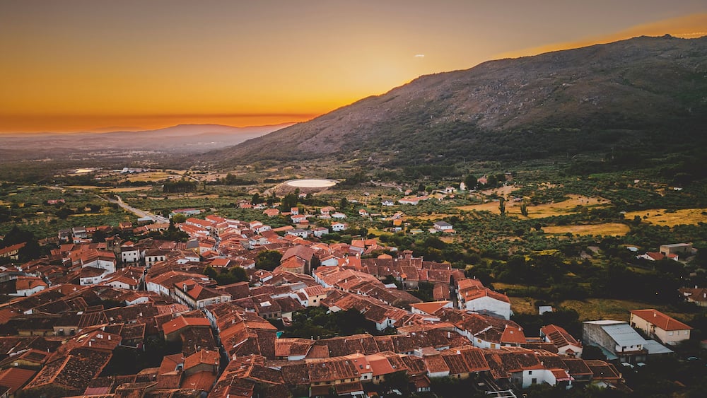 San Martín de Trevejo España Aldeas Arquitectura Tradicional paisajes rurales cultura celta pueblos fronterizos turismo Extremadura casas de pizarra montañas Sierra Gata naturaleza viajes destinos