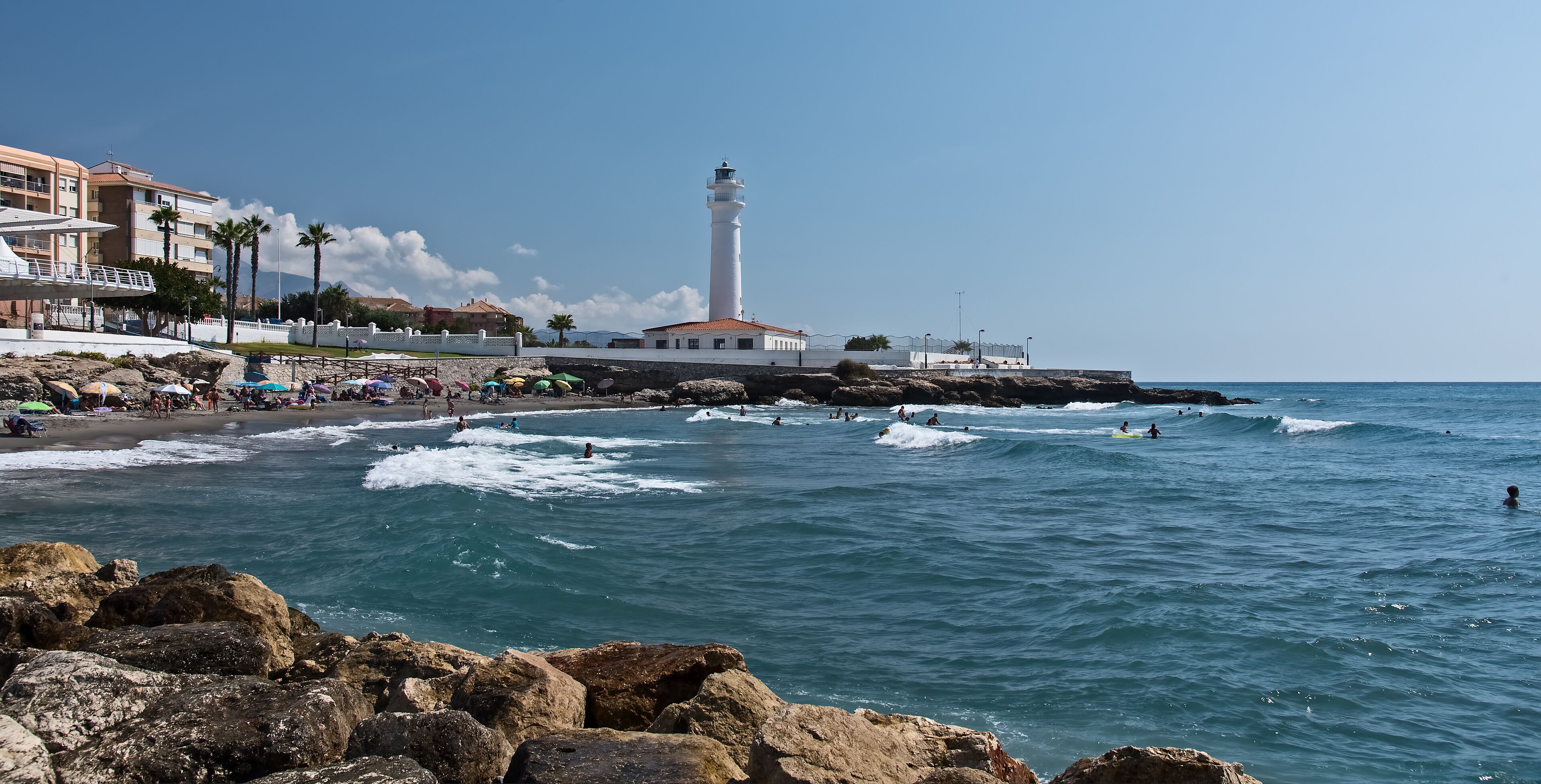 Leuchtturm und Strand bei Torrox Costa