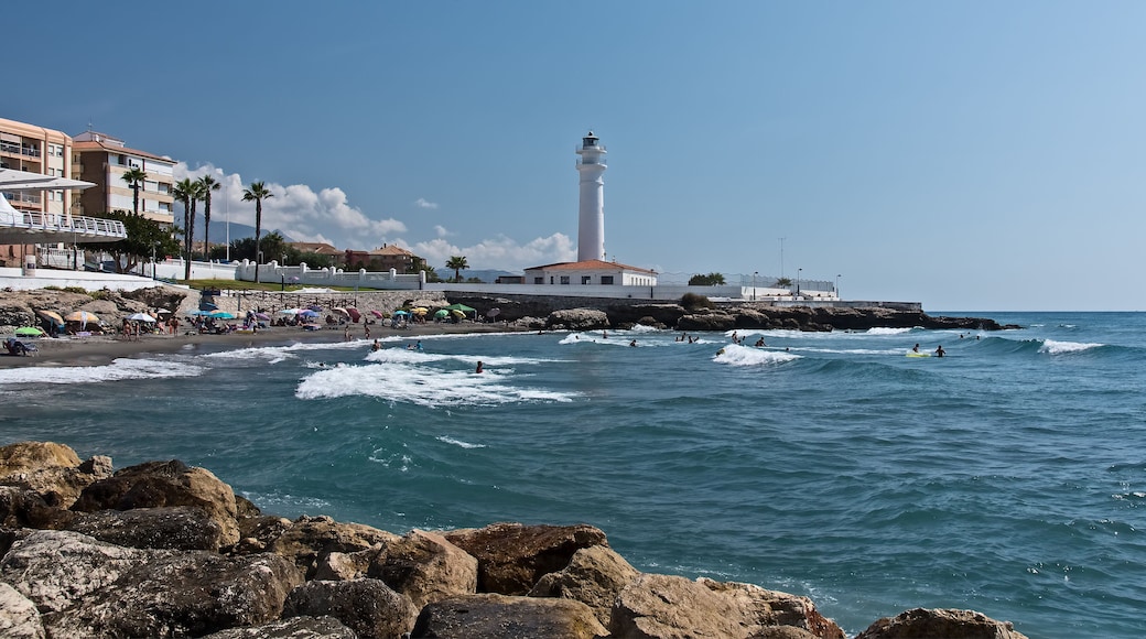 Leuchtturm und Strand bei Torrox Costa