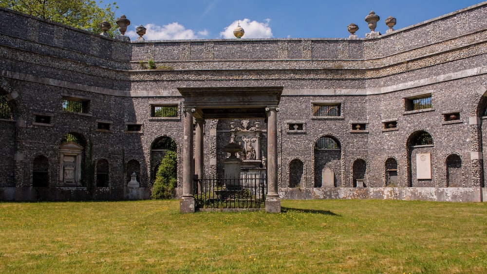 Ein historisches Steinhaus mit Rundbogenfenstern und einem zentralen Eingang.