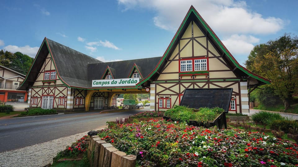 A traditional half-timbered building with a sign reading 'Campos do Jordão.'