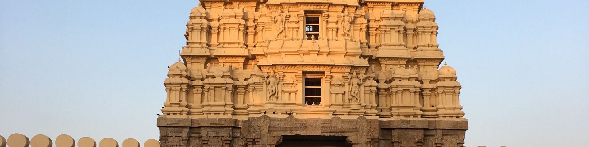 Un vaste temple aux sculptures complexes, doté d’une entrée imposante et d’une série de petits sanctuaires.