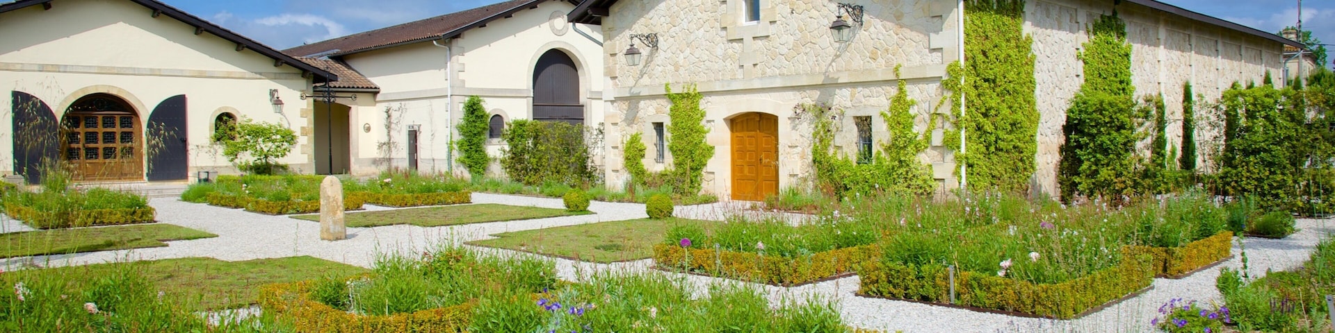 Établissement viticole Château Pape Clément montrant parc et maison