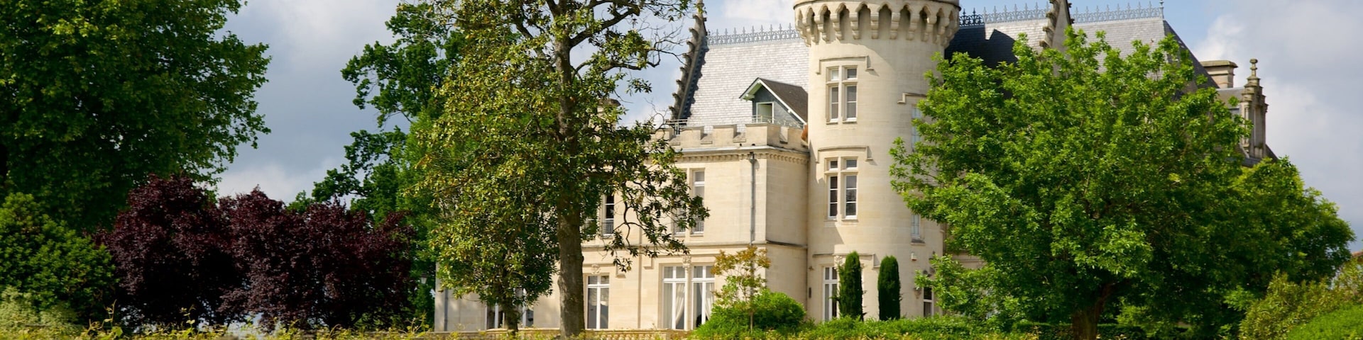 Chateau Pape Clement caracterizando um pequeno castelo ou palácio, elementos de patrimônio e um jardim