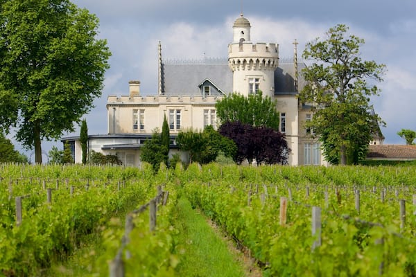 Ătablissement viticole ChĂąteau Pape ClĂ©mentâ qui includes patrimoine historique et chĂąteau