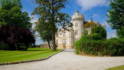 Château Pape Clément toont een park en een kasteel