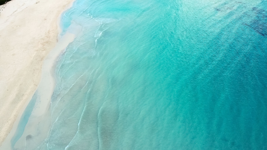 Una playa con agua turquesa cristalina y arena blanca.