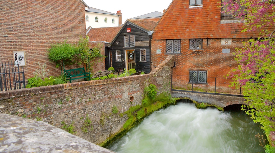 Winchester City Mill ofreciendo un río o arroyo y arquitectura patrimonial