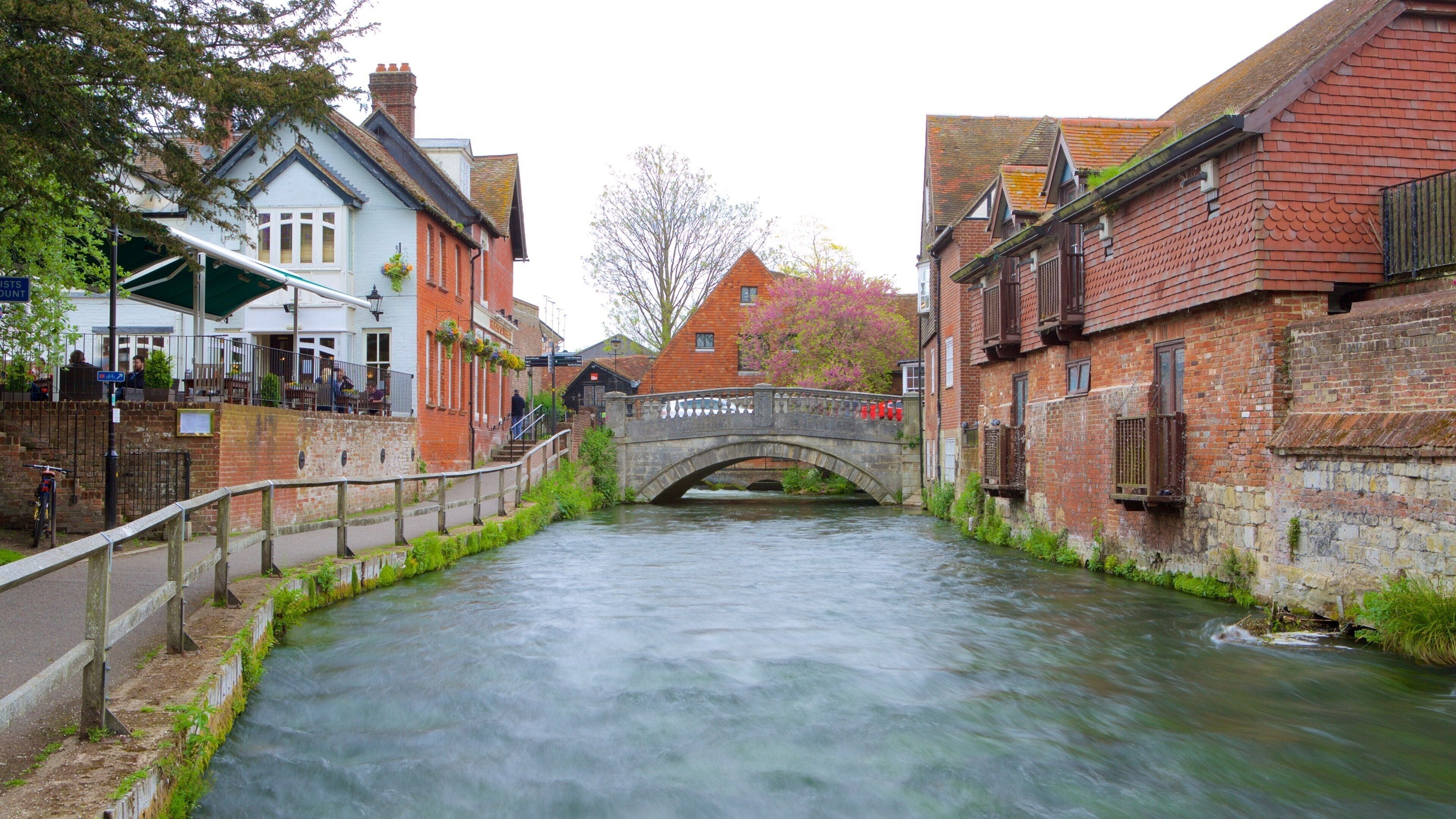 Winchester City Mill ofreciendo un puente, un río o arroyo y arquitectura patrimonial