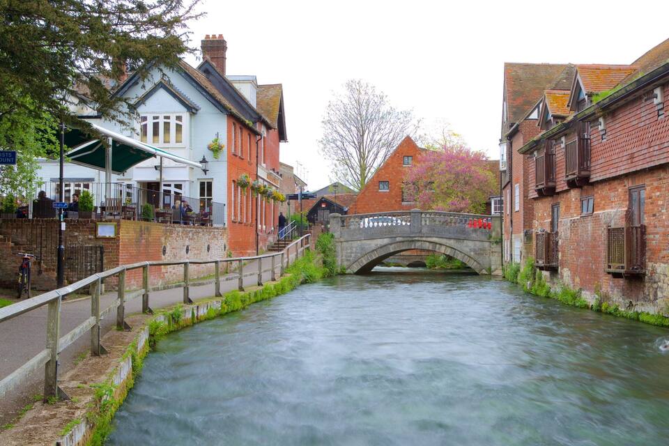A narrow canal with a stone bridge labeled "HISTORS" in the center.