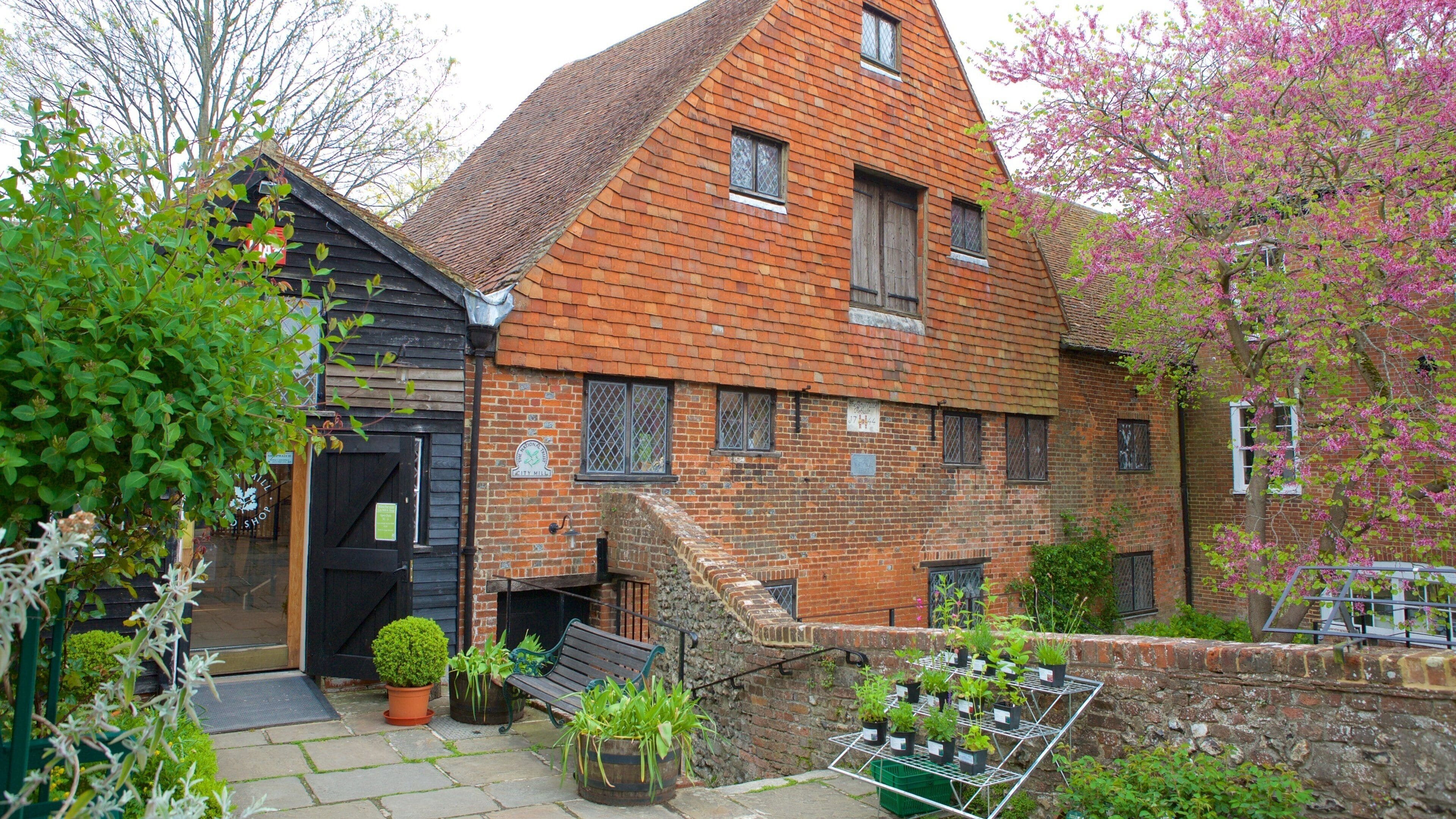 Winchester City Mill mostrando un parque y arquitectura patrimonial