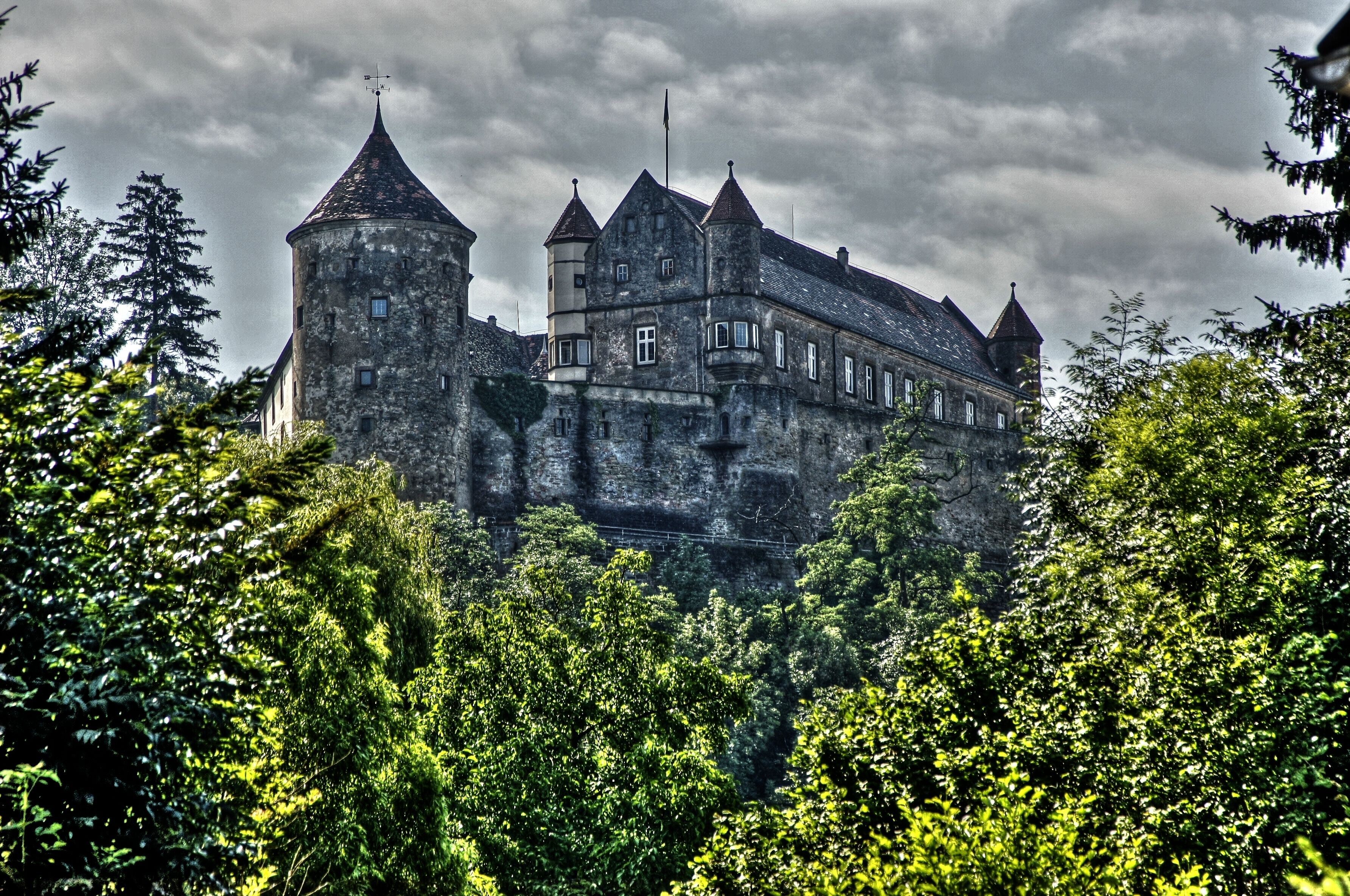 Burg Stettenfels wurde vermutlich im 11 Jhd erbaut. Im Laufe ihrer Geschichte hatte sie eine Unzahl an Besitzern. Unter anderem Anton Fugier, Neffe Jakobs des Reichen, Herzog Karl von Württemberg, die Herren von Helmstadt, Hans Konrad Tumb von Neuenburg usw. Seit 1901 war die Anlage in Privatbesitz. 1937 wurde sie von den Nationalsozialisten im Zuge der Arisierung enteignet und sollte zu einer Ordensburg der NSDAP umgebaut werden. 1951 ging sie wieder an die Erben des rechtmäßigen Besitzers zurück, wurde aber wegen der hohen Unterhaltskosten weiter verkauft. Heute ist sie im Besitz eines Architekten aus Flein. Die Anlage ist öffentlich zugängig und liegt oberhalb des Ortes Untergruppenbach im Kreis Heilbronn.