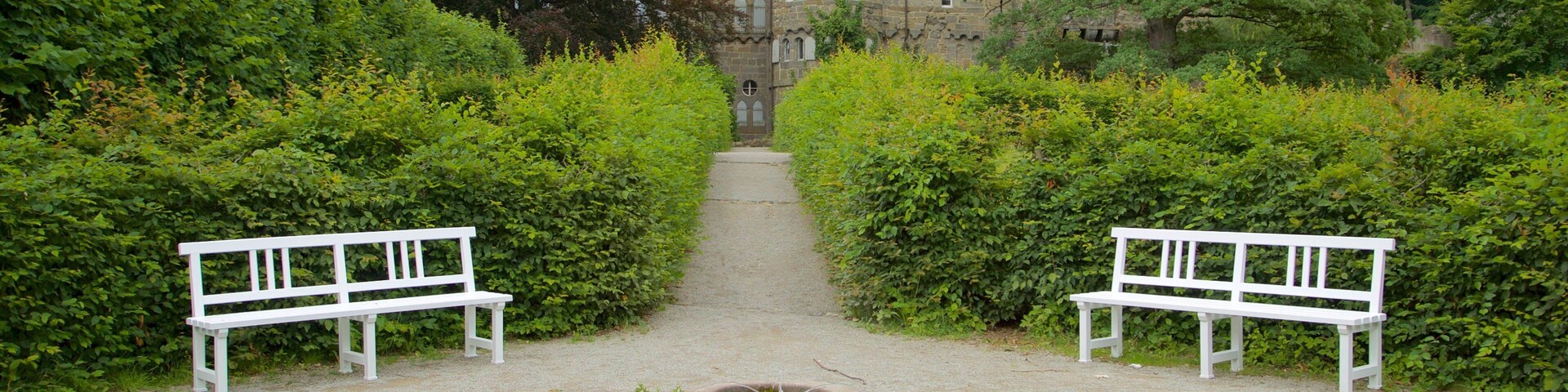 Loewenburg Castle which includes a garden, heritage architecture and a fountain