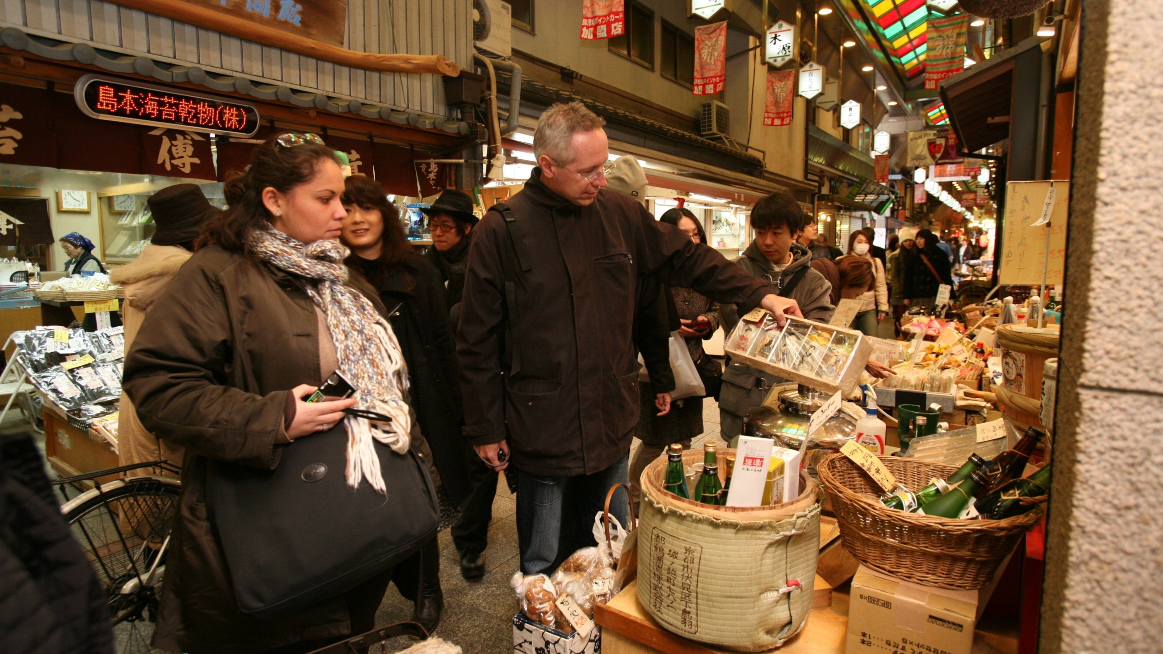 Mercado de Nishiki mostrando mercados y imágenes de calles y también un gran grupo de personas