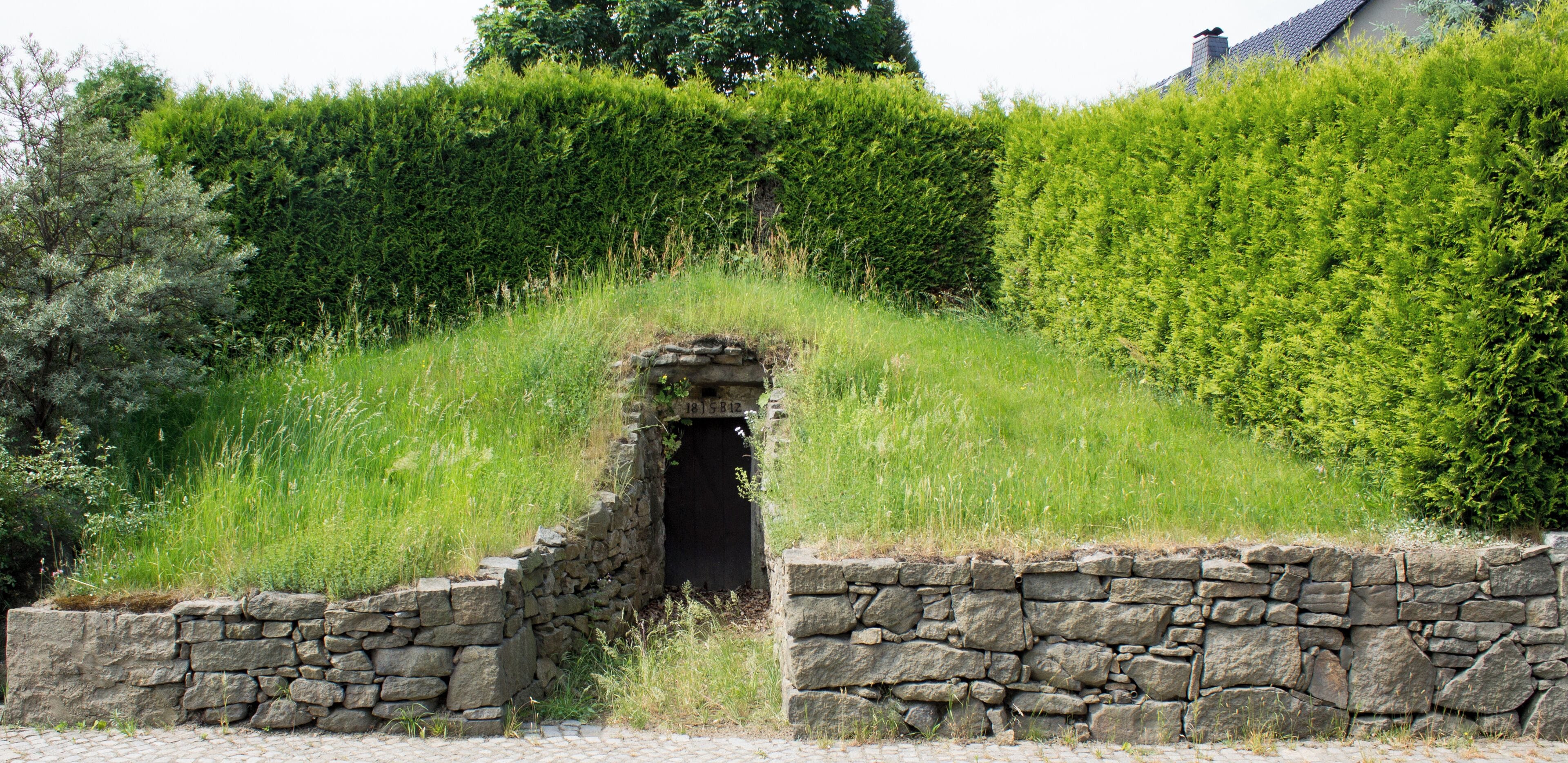 Historischer Erdkeller aus dem Jahr 1812 gegenüber Hauptstraße 60