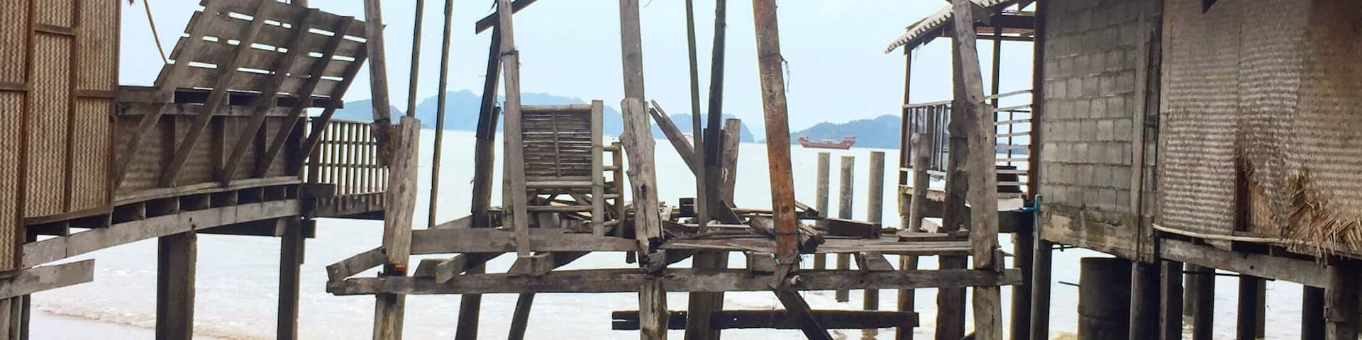 Sit and watch the world go by at the 'terminal point' of Koh Lanta, or do it whilst eating at the Caoutchouc restaurant next door
#kohlanta #thailand #2017
