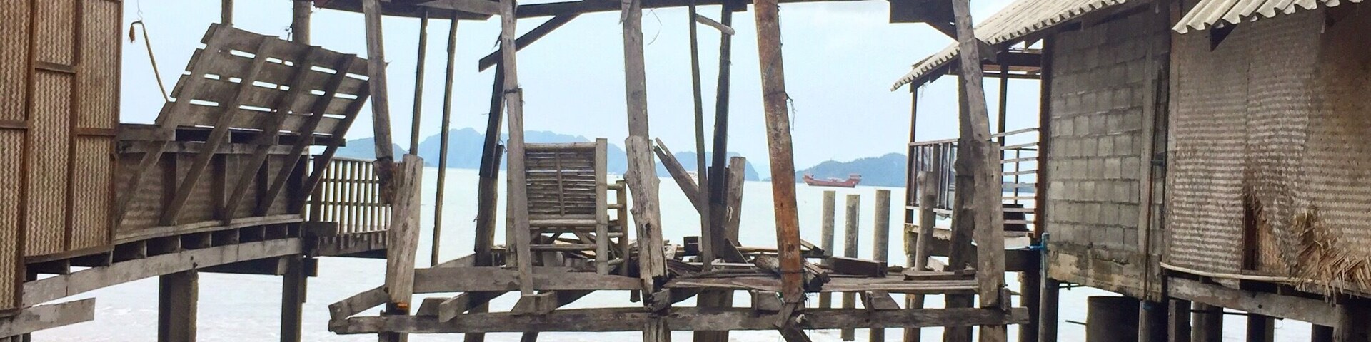 Sit and watch the world go by at the 'terminal point' of Koh Lanta, or do it whilst eating at the Caoutchouc restaurant next door
#kohlanta #thailand #2017