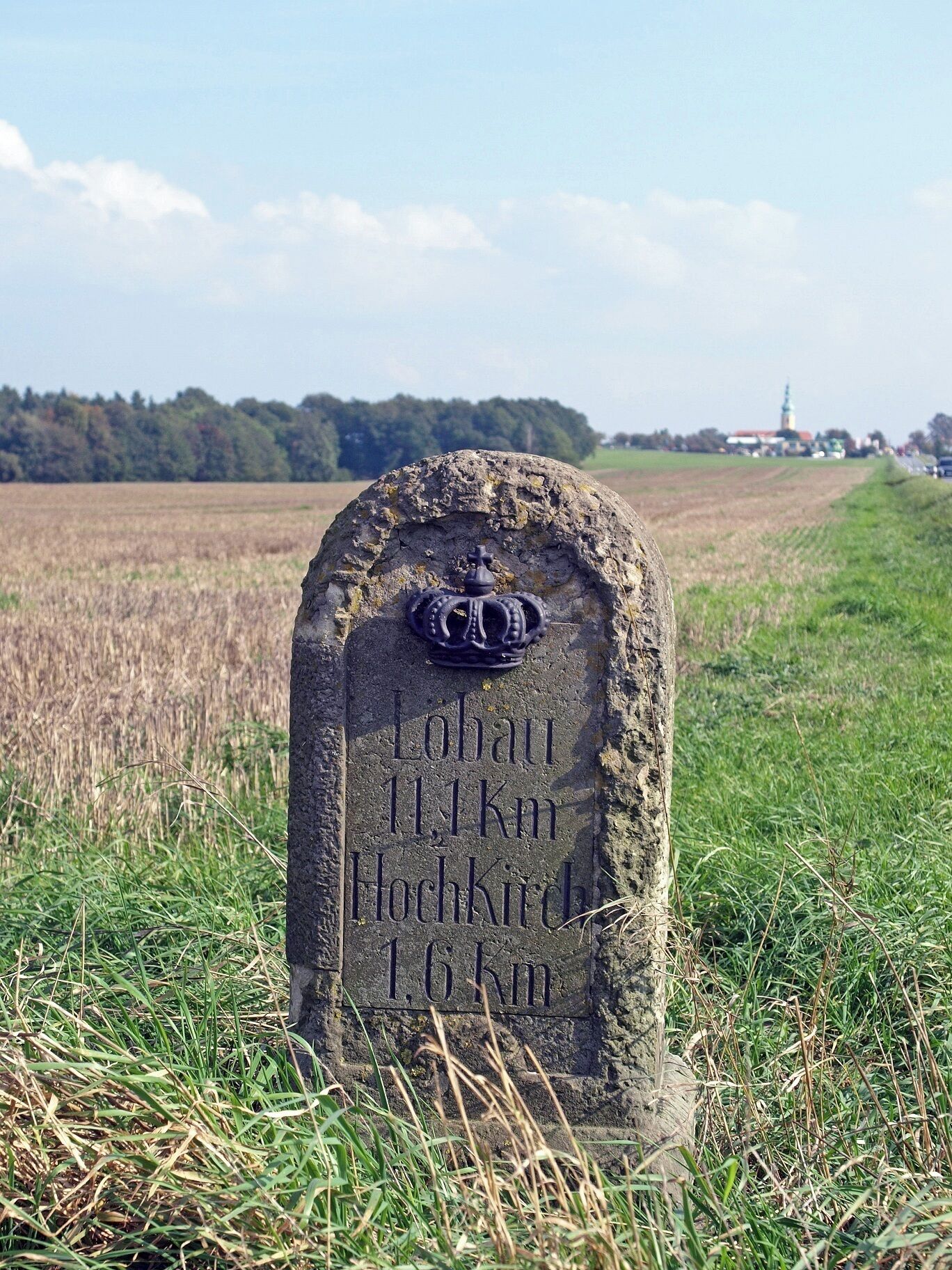 königlich-sächsischer Meilenstein an der B 6 in Hochkirch in Richtung Bautzen, Inschriftː Löbau 11,1 km Hochkirch 1,6 km