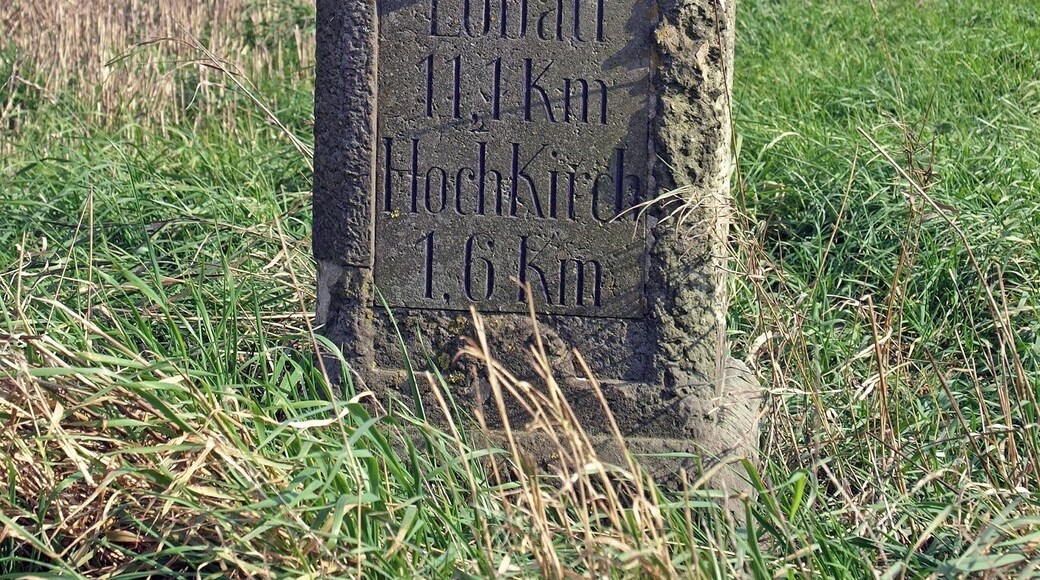königlich-sächsischer Meilenstein an der B 6 in Hochkirch in Richtung Bautzen, Inschriftː Löbau 11,1 km Hochkirch 1,6 km