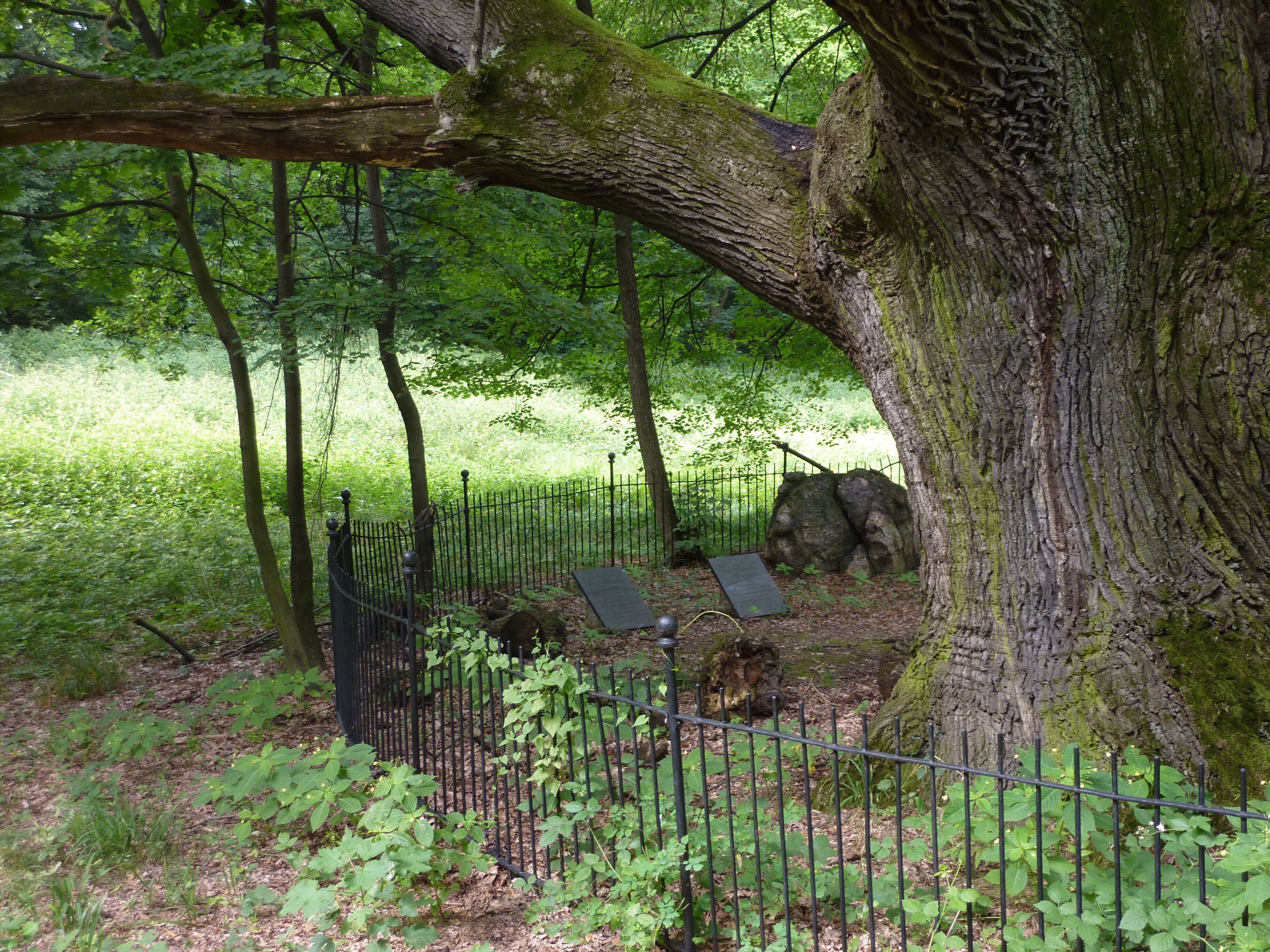Lauske, Bresslerscher Friedhof im Schlosspark