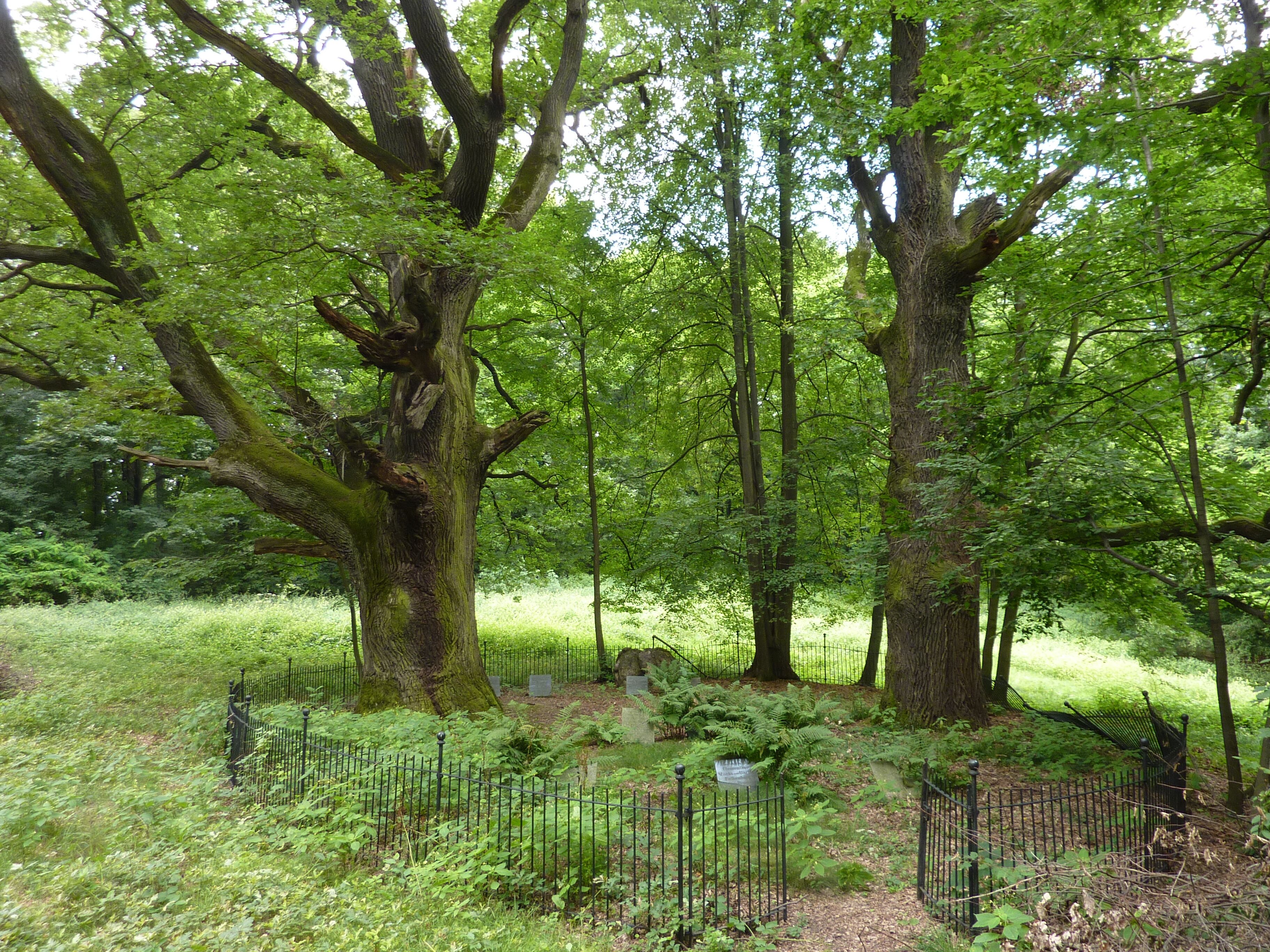 Lauske, Bresslerscher Friedhof im Schlosspark