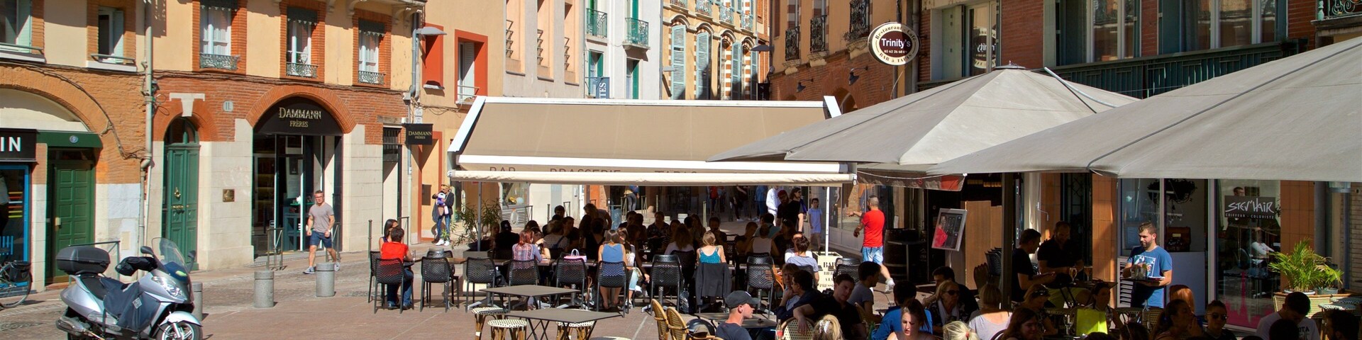 Place Esquirol que inclui uma cidade e jantar ao ar livre assim como um pequeno grupo de pessoas