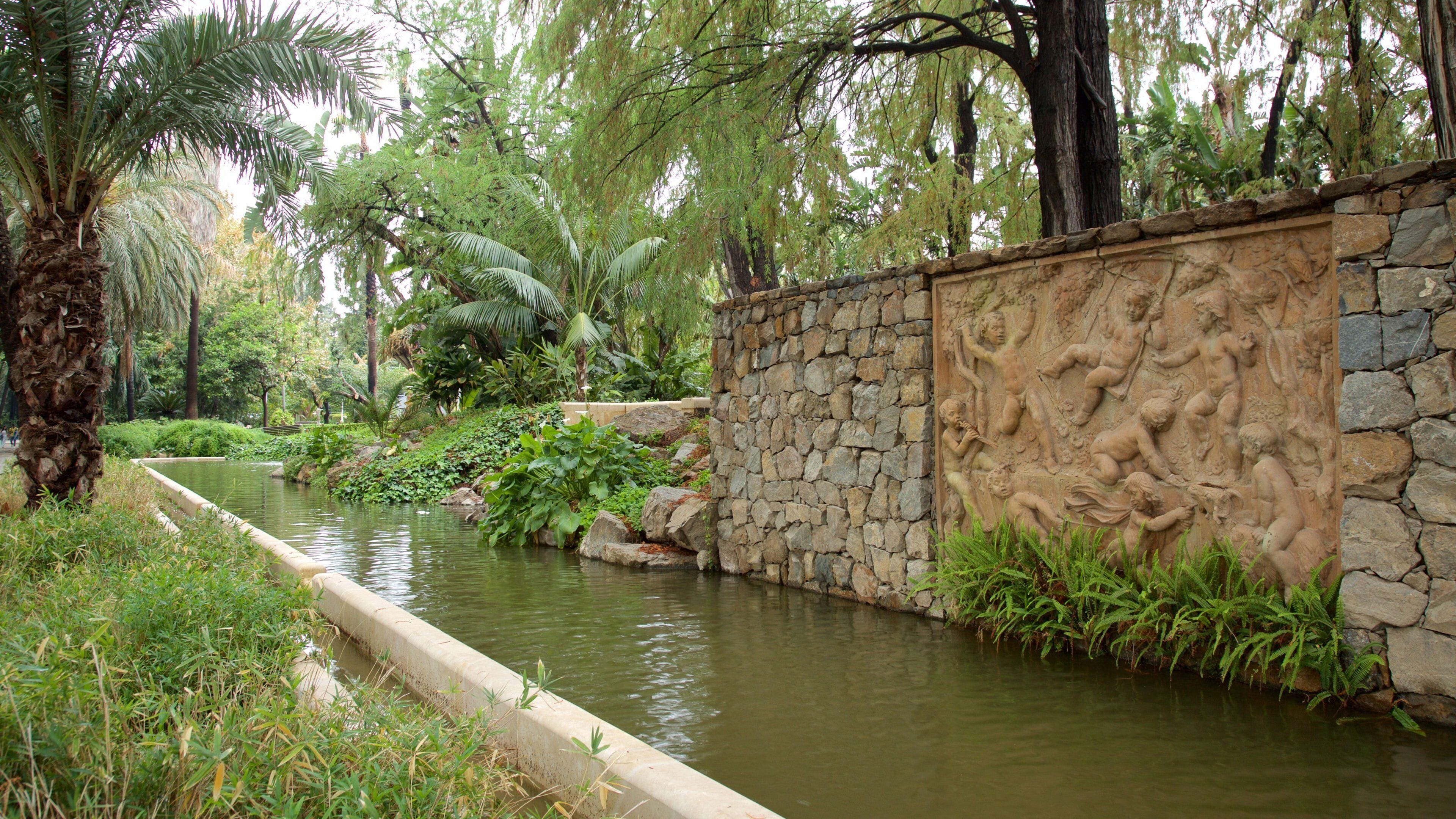 Tajo\'s Tree-Lined Avenue mostrando giardino e laghetto