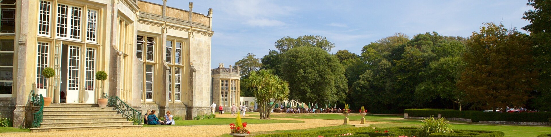 Castillo de Highcliffe que incluye jardín y elementos patrimoniales