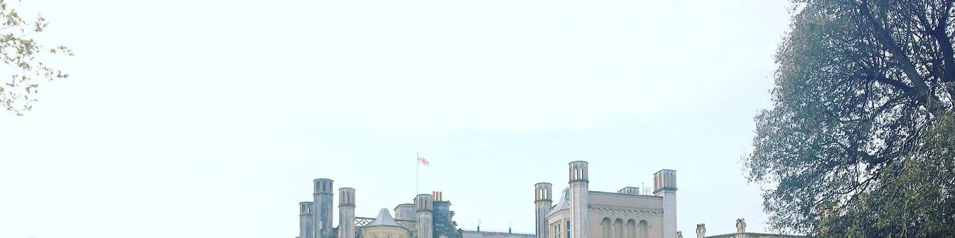 Gorgeous house perched on the Dorset cliffs, perfect place for a spot of tea. It was owned at one point by the Selfridge family.
#green #england