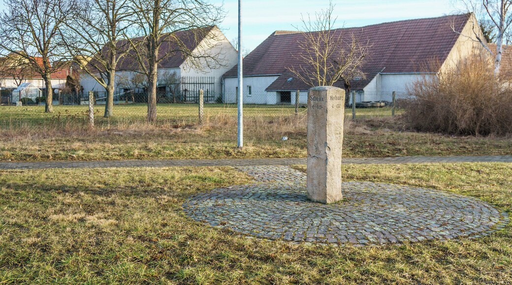 Wegweiserstein an der K 8983, Abzweig Schönaer Straße in Wildschütz Inschrift: Schöna ; Hohburg ; Richtungspfeile