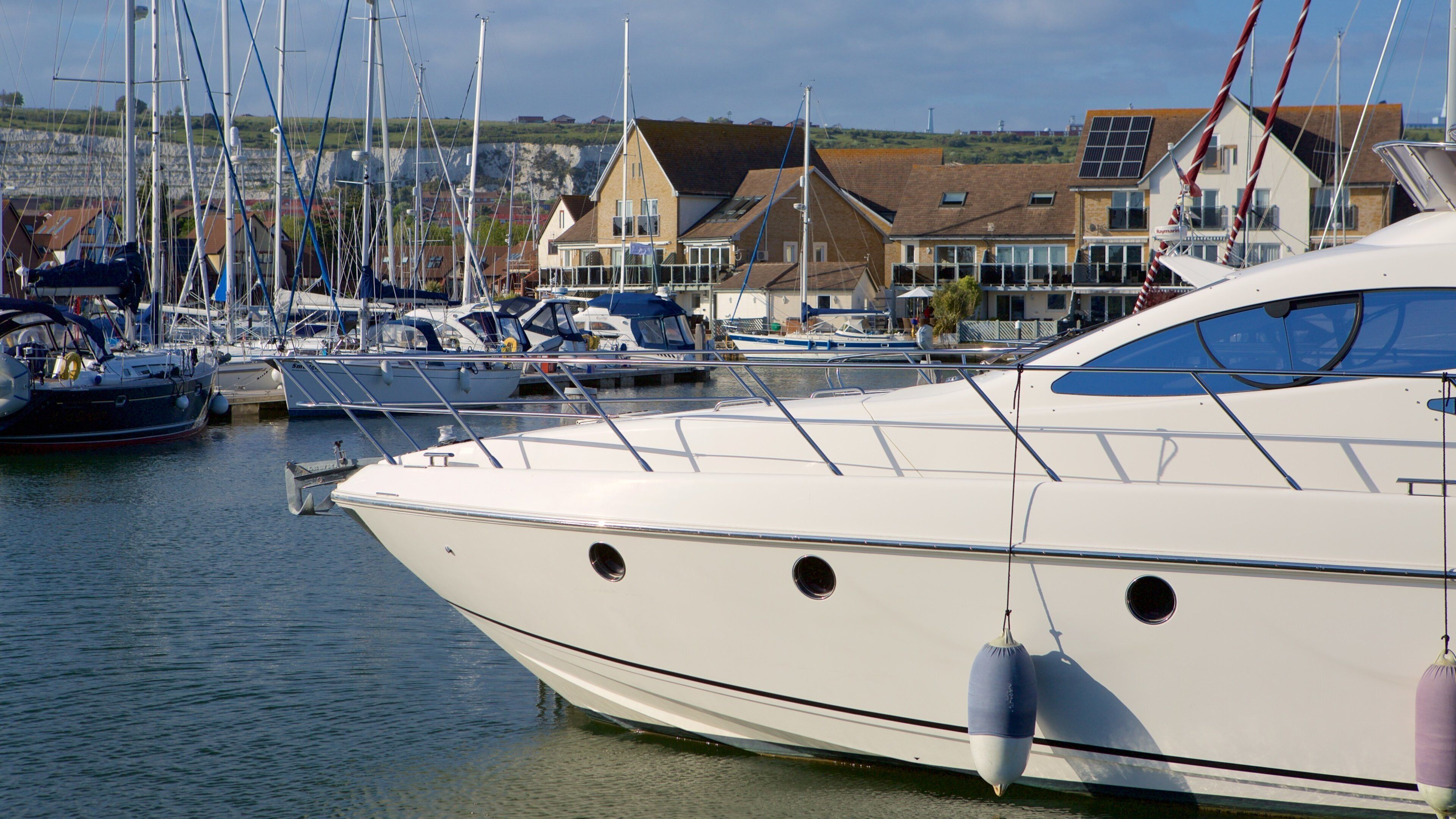 Port Solent ซึ่งรวมถึง ท่าจอดเรือ