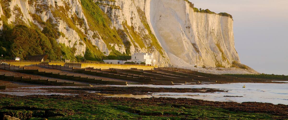 Acantilados Blancos de Dover que incluye vistas de paisajes, costa rocosa y una playa de guijarros