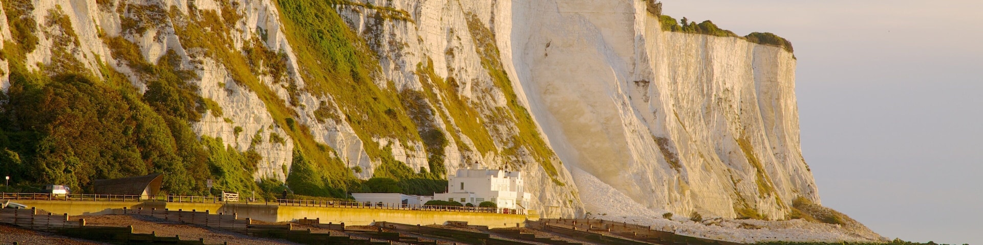 Acantilados Blancos de Dover ofreciendo costa rocosa, vista panorámica y una playa de piedras