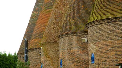 Hop Farm Family Park showing heritage architecture