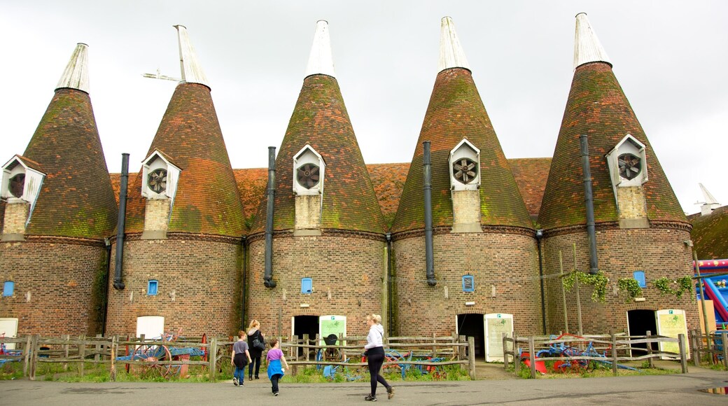 Hop Farm familiepark som inkluderer åkre og historisk arkitektur