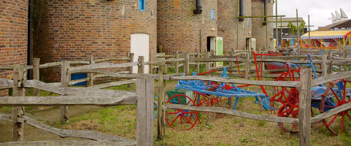 Hop Farm Family Park das einen Farmland und historische Architektur