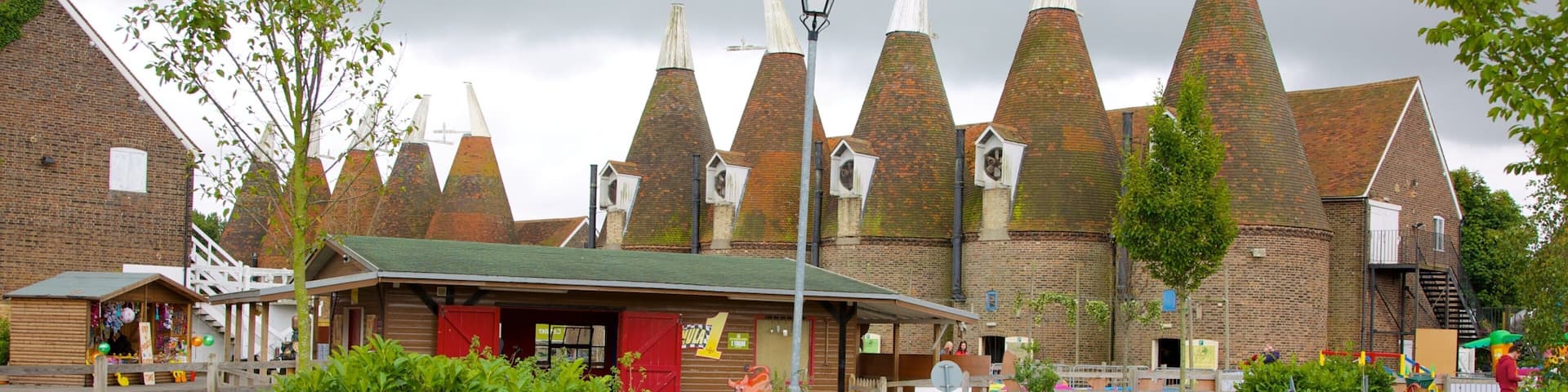 Hop Farm Family Park featuring heritage architecture and a park