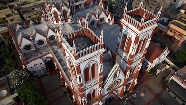 Una iglesia grande y ornamentada, con múltiples agujas y detalles arquitectónicos intrincados.