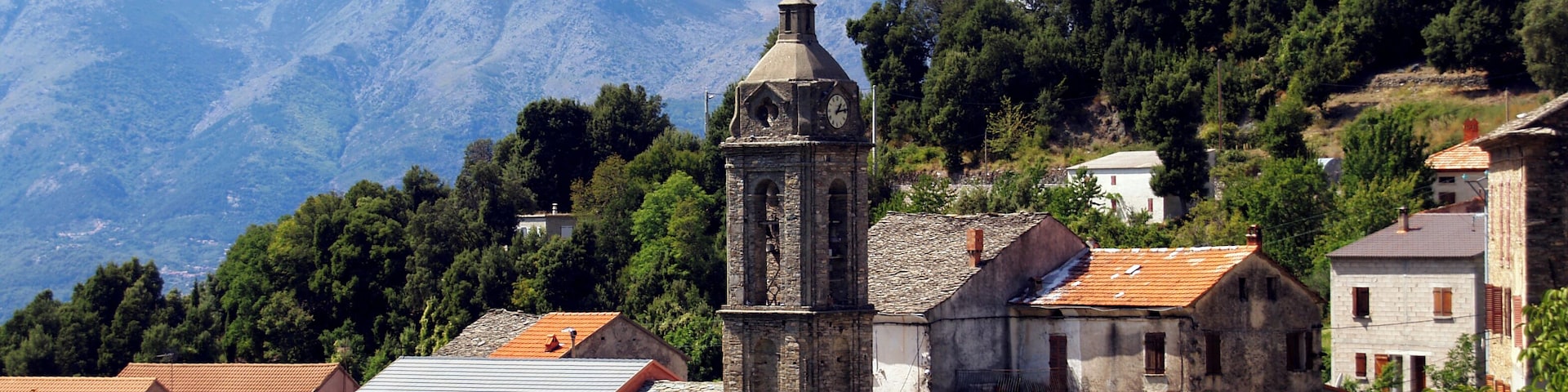 Bustanico, Bozio (Haute-Corse) - Clocher de l'église paroissiale Saint-Césaire (XVIe siÚcle; 1897), au centre du village de Sottano. En arriÚre-plan, le Monte Cardo.