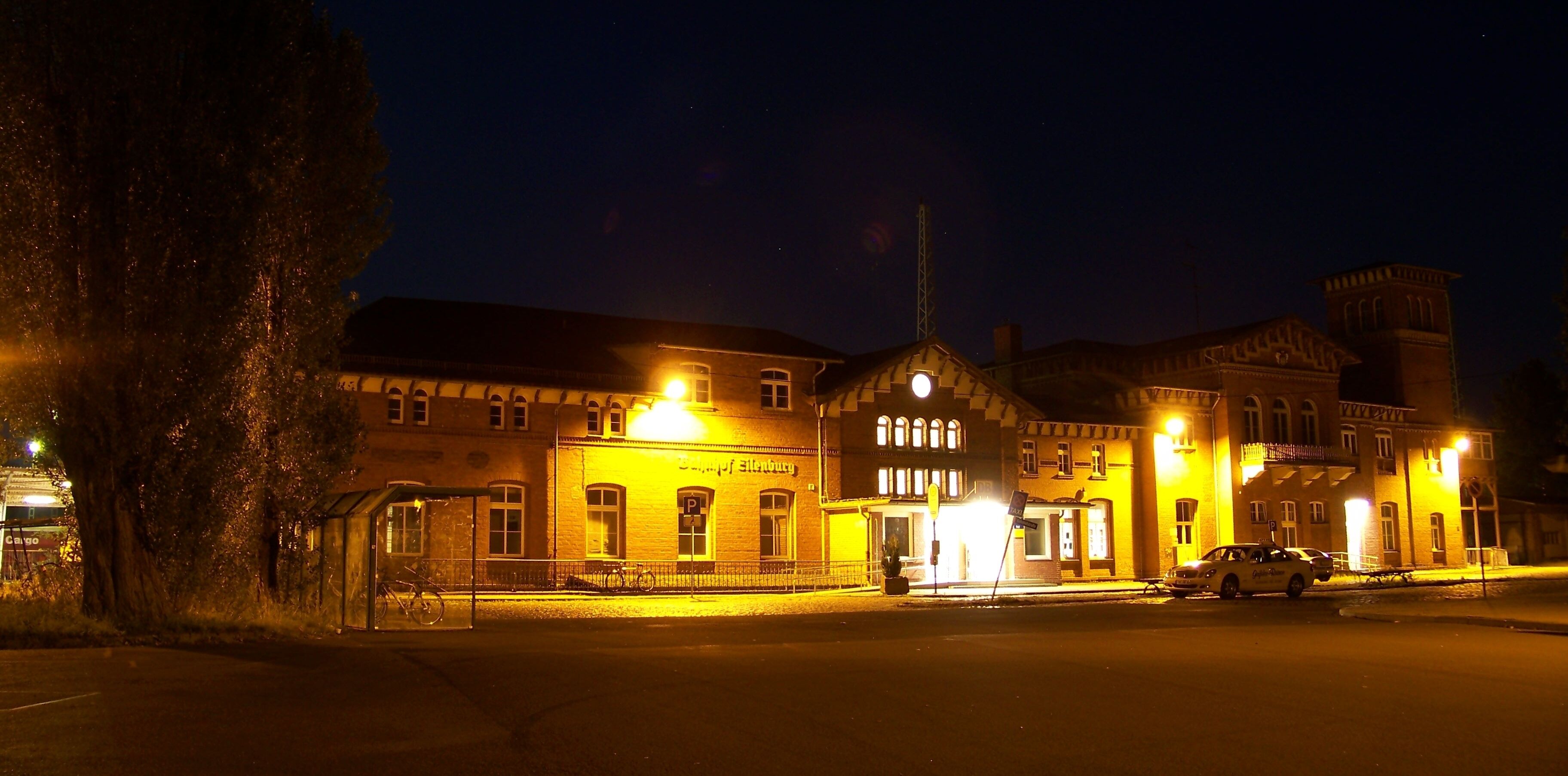 Empfangsgebäude des Bahnhofes Eilenburg bei Nacht